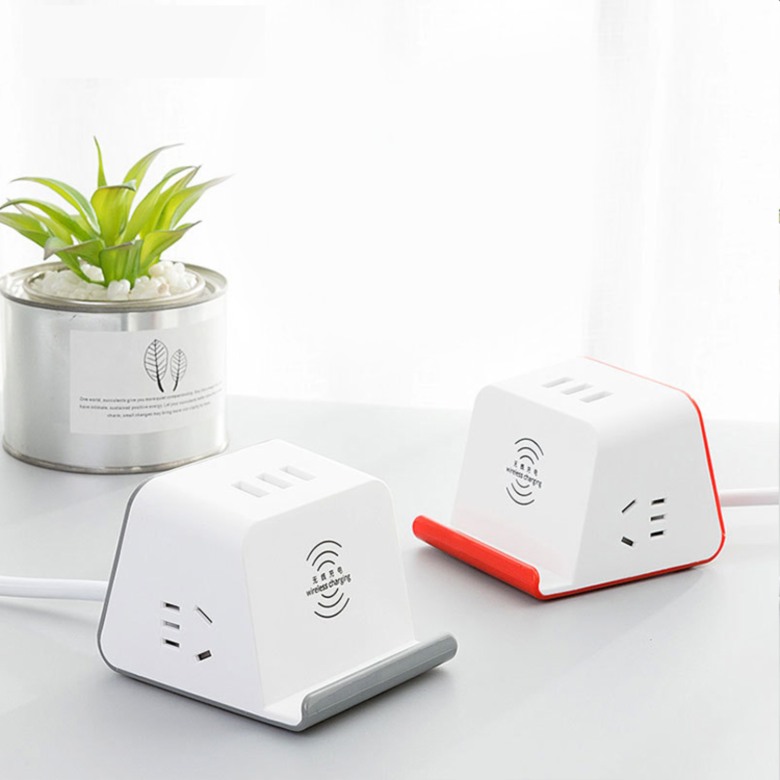 Universal Travel Adaptor with Quick Wireless Charging (5W)