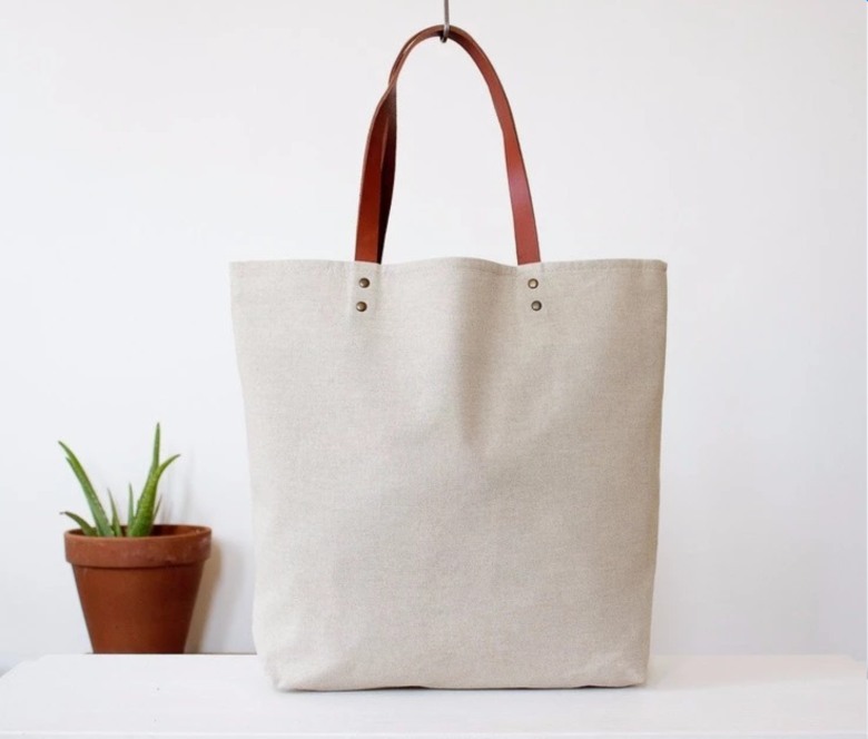 Natural white cotton fabric tote bag with leather strap Natural white cotton fabric tote bag with leather strap